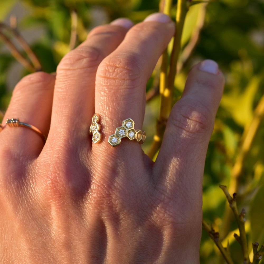 nymphea honeycombs ring alveare jewelry white diamonds gold